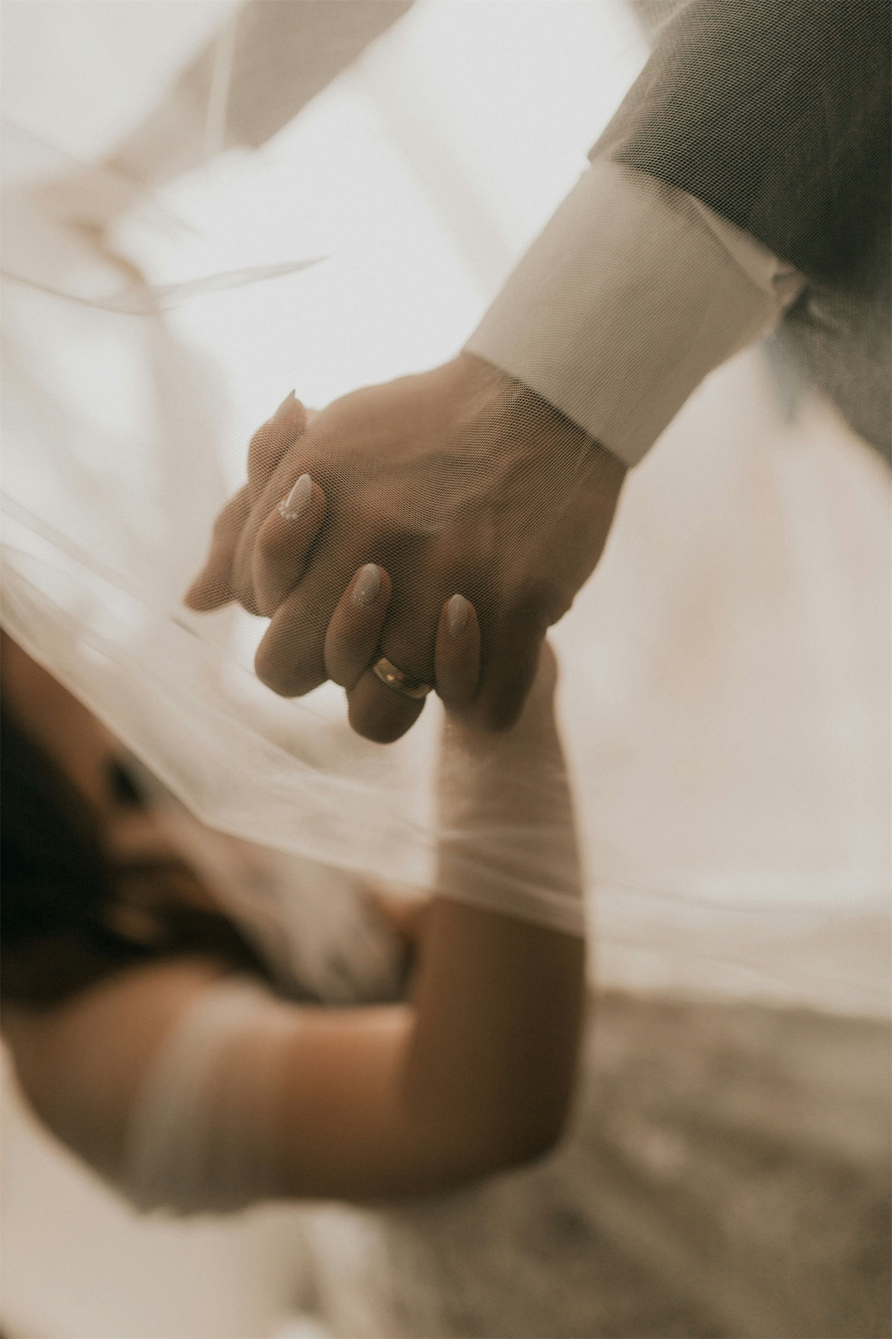 Par håller hand - symbol för överlåtelse och tillit